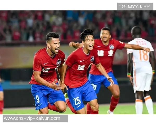 河南建业迎战广州恒大争夺中超联赛关键三分的激烈对决 河南建业迎战广州恒大争夺中超联赛关键三分的激烈对决